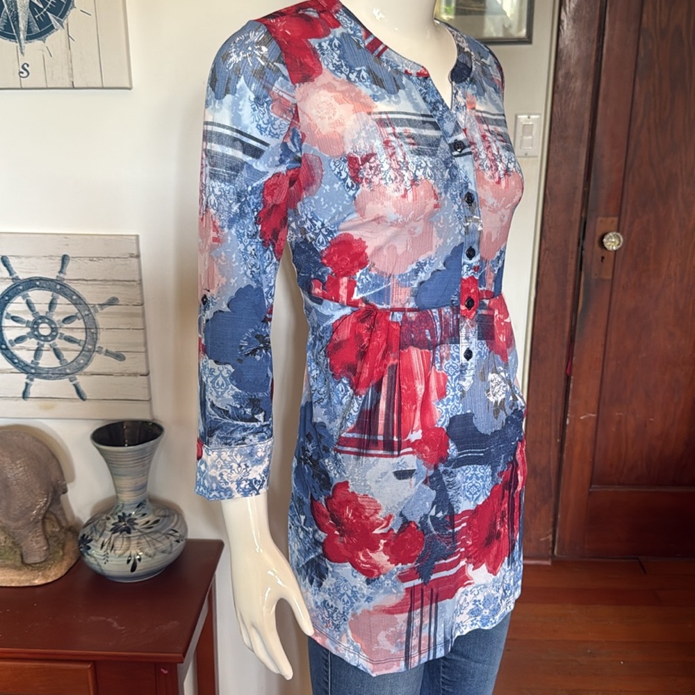 NWT northern reflections size smallFloral Button-Up Women's Top - Red and Blue